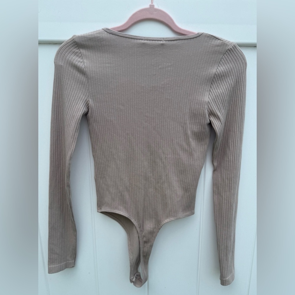 Forever 21 Tan/Beige Ribbed Long Sleeve V-Neck Bodysuit. Size Medium. NWT. - Picture 5 of 5